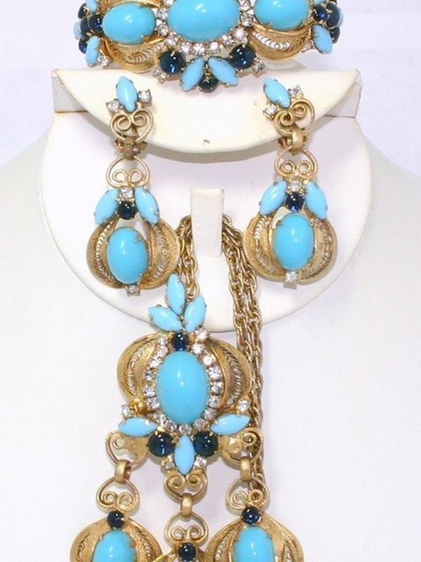 Front view of Turquoise Cabochons Plastic Necklace