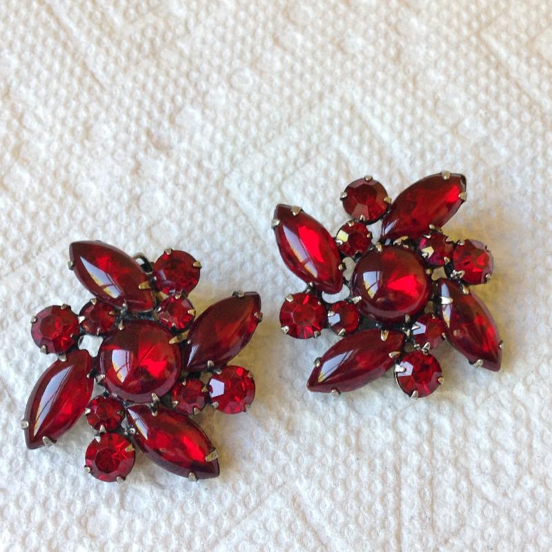 Front view of Red Cabochons Earrings Clip