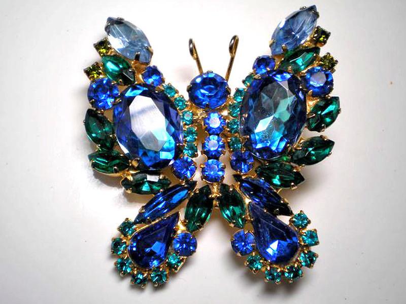 Front view of Blue Oval Multi-Color/Shaded Brooch