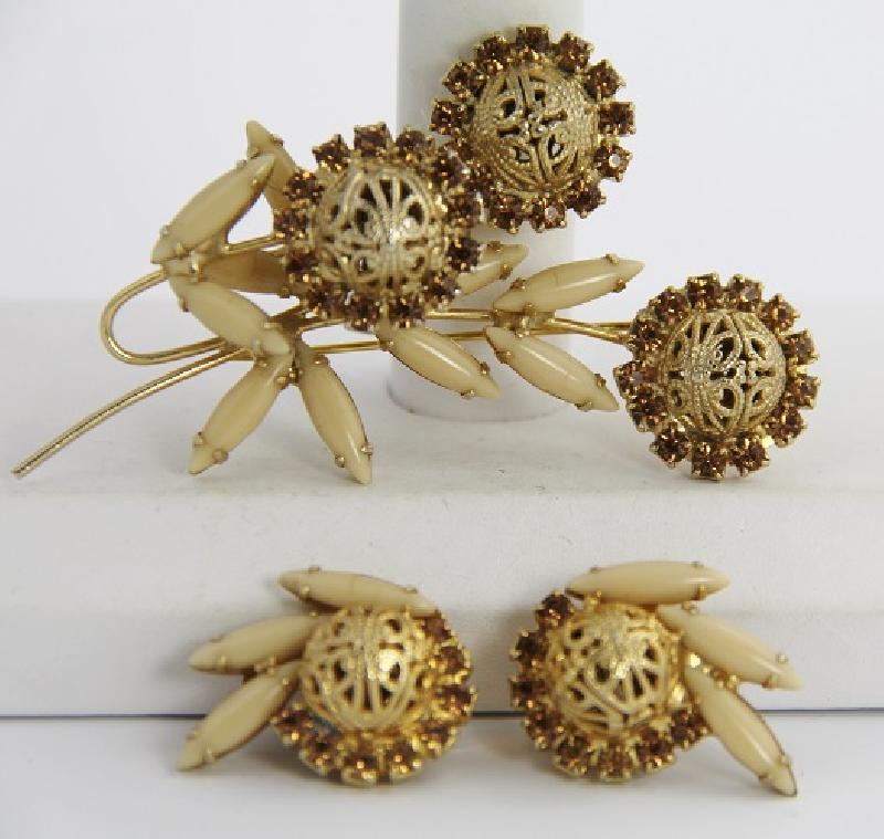 Front view of Cabochons Earrings Clip