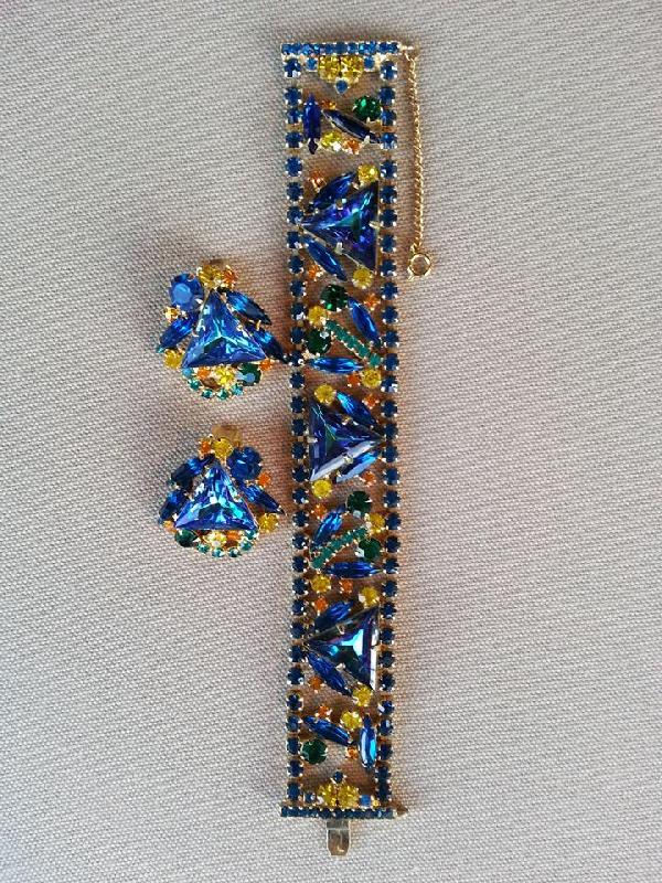 Front view of Blue Triangle Multi-Color/Shaded Bracelet Flat Push In