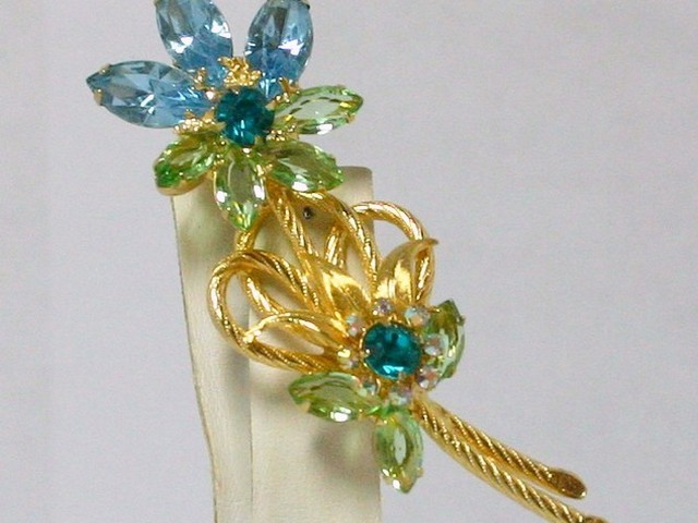 Front view of Multiple Colors Chatons Only