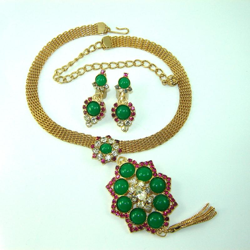 Front view of Green Cabochons Necklace