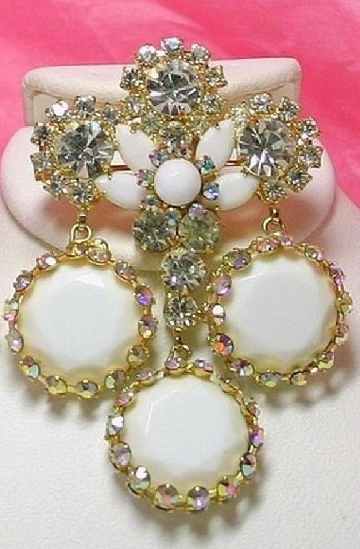 Front view of White (chalk Or Milk) Framed Disks Pin Pendant