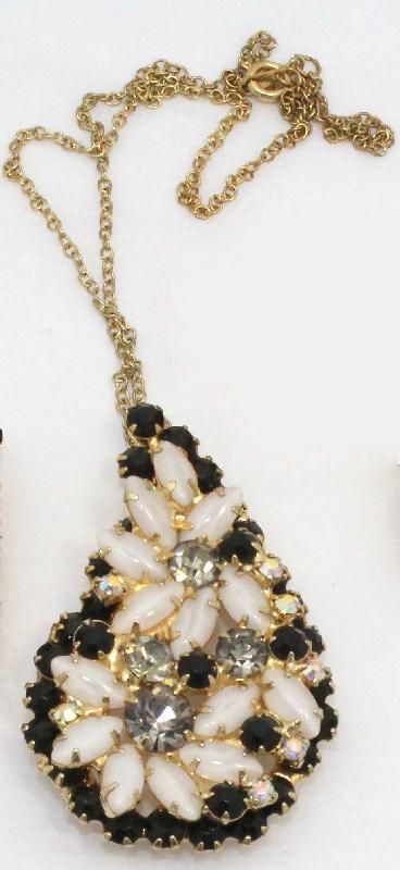 Front view of Black (jet) Cabochons Pin Pendant