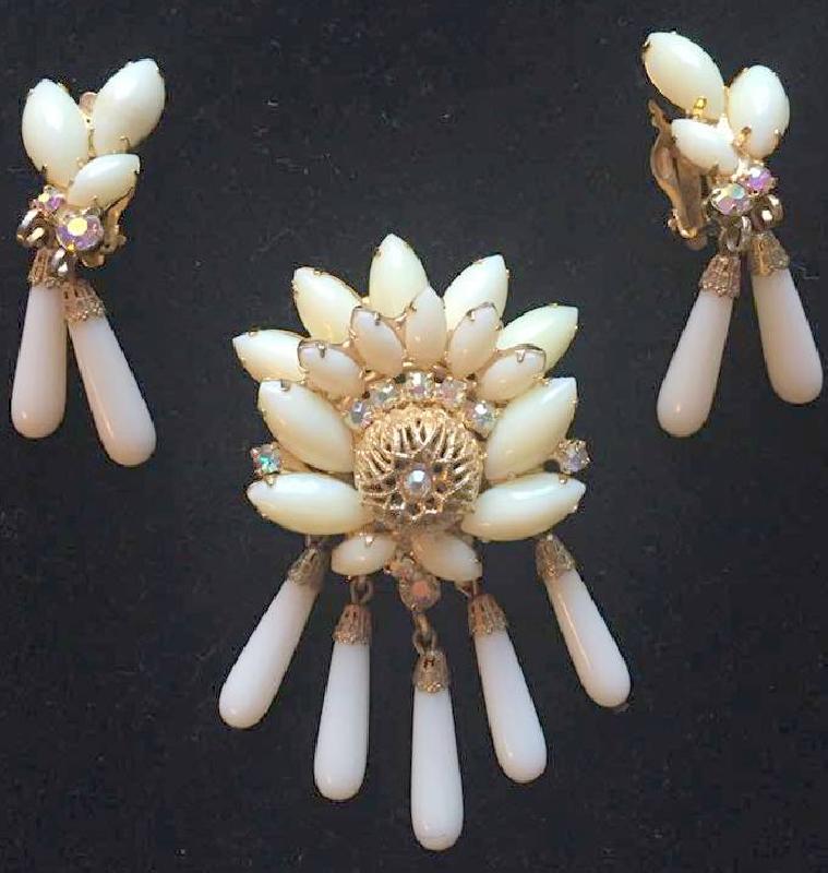 Front view of White (chalk Or Milk) Cabochons Pin Pendant