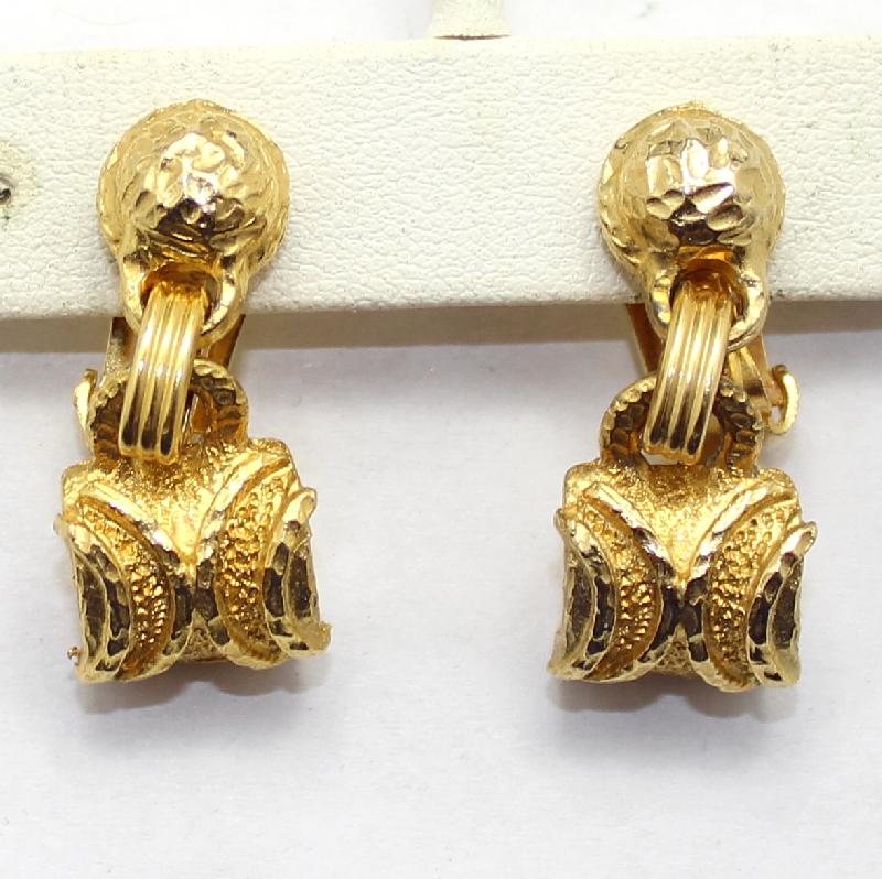 Front view of Chatons Only Earrings Clip