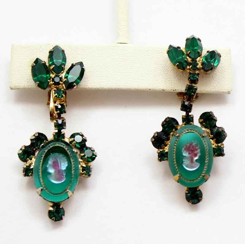 Front view of Green Oval Molded/Cut Earrings Clip