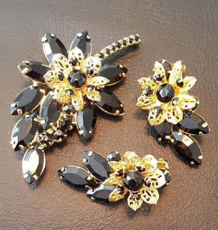 Front view of Black (jet) Navettes Earrings Clip