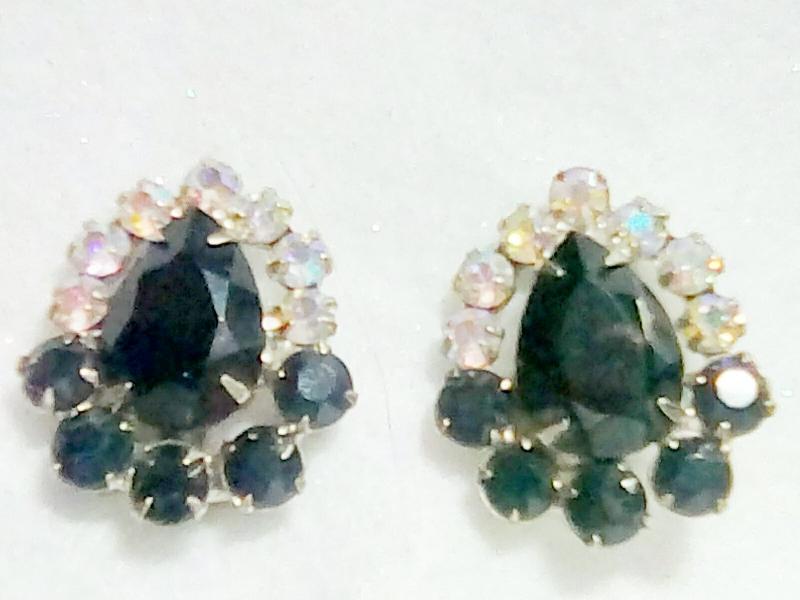 Front view of Black (jet) Pear Earrings Clip