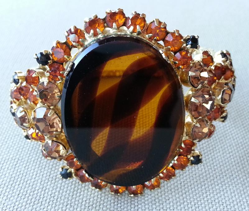 Front view of Topaz Oval Striped Bracelet Clamper