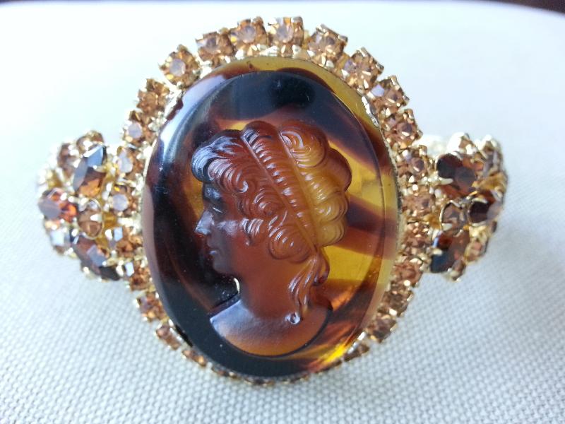 Front view of Topaz Oval Striped Bracelet Clamper