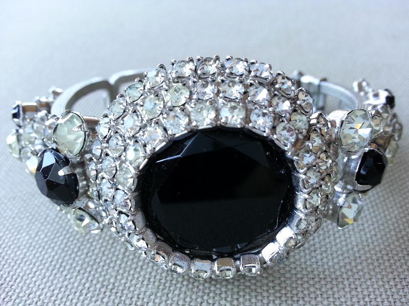 Front view of Black (jet) Dentelle Bracelet Clamper