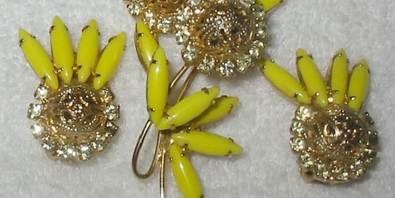 Front view of Yellow Cabochons Earrings Clip