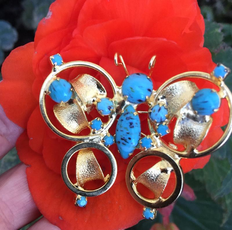 Front view of Turquoise Cabochons Brooch