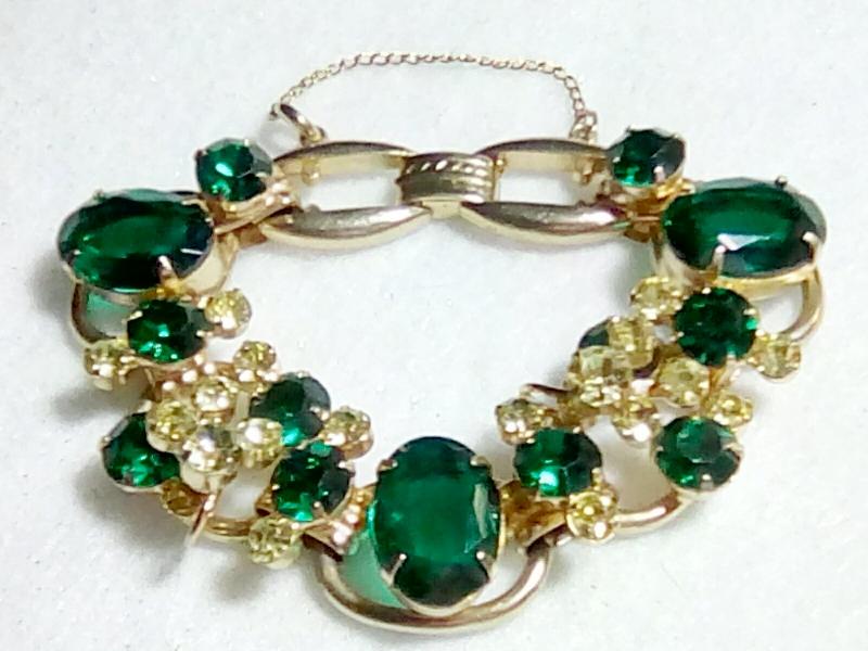 Front view of Green Oval Bracelet 5 Link