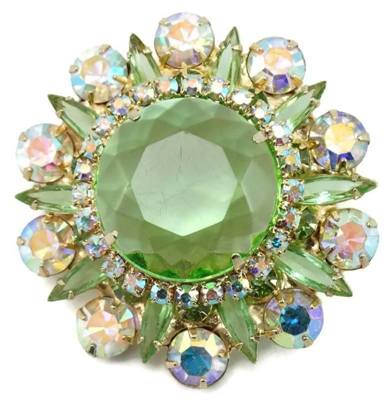 Front view of Green Dentelle Pin Pendant