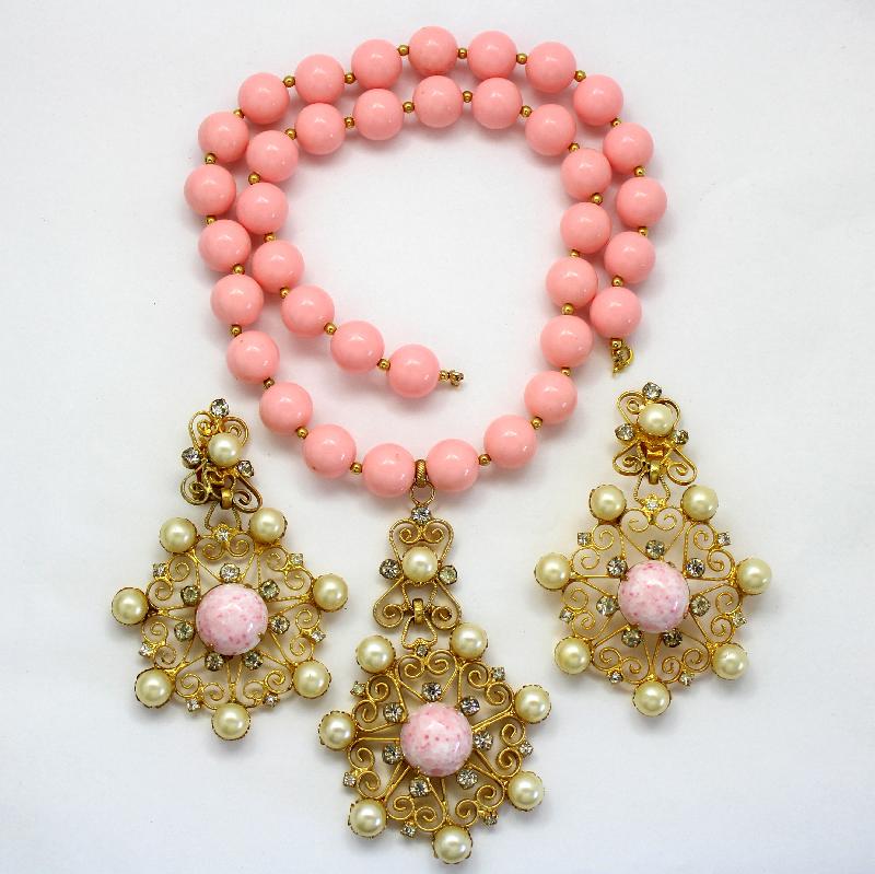 Front view of Pink Cabochons Spotted Necklace