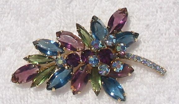 Front view of Navettes Brooch