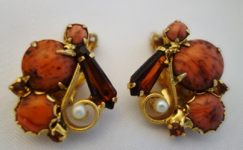 Front view of Topaz Spear Pearl Earrings Clip
