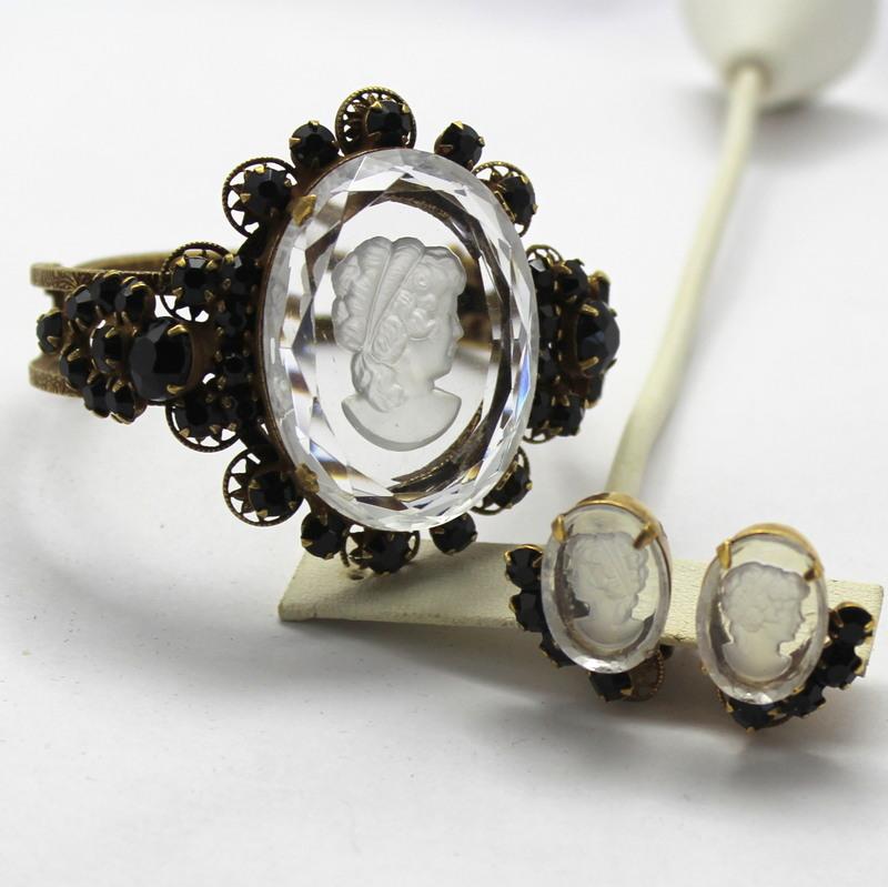 Front view of Black (jet) Oval Molded/Cut Earrings Clip