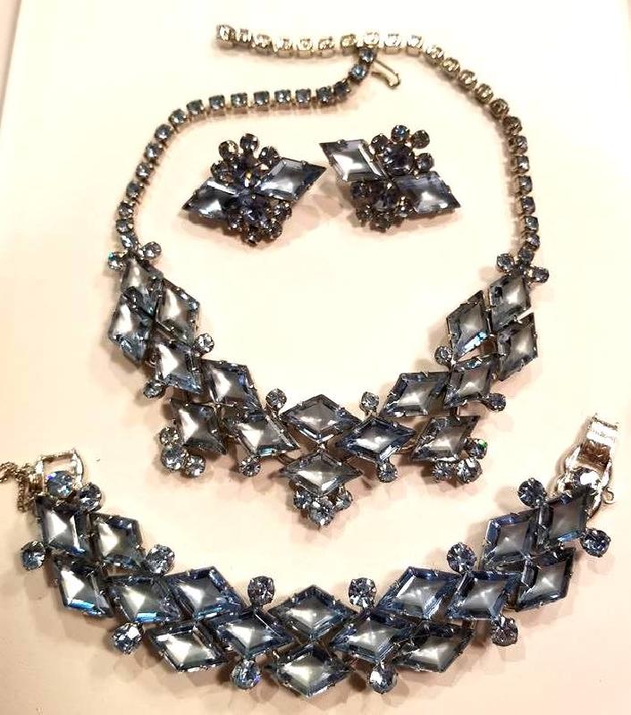 Front view of Blue Diamond Frosted Bracelet 5 Link