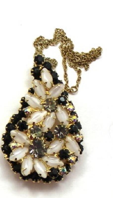 Front view of Black (jet) Cabochons Pin Pendant