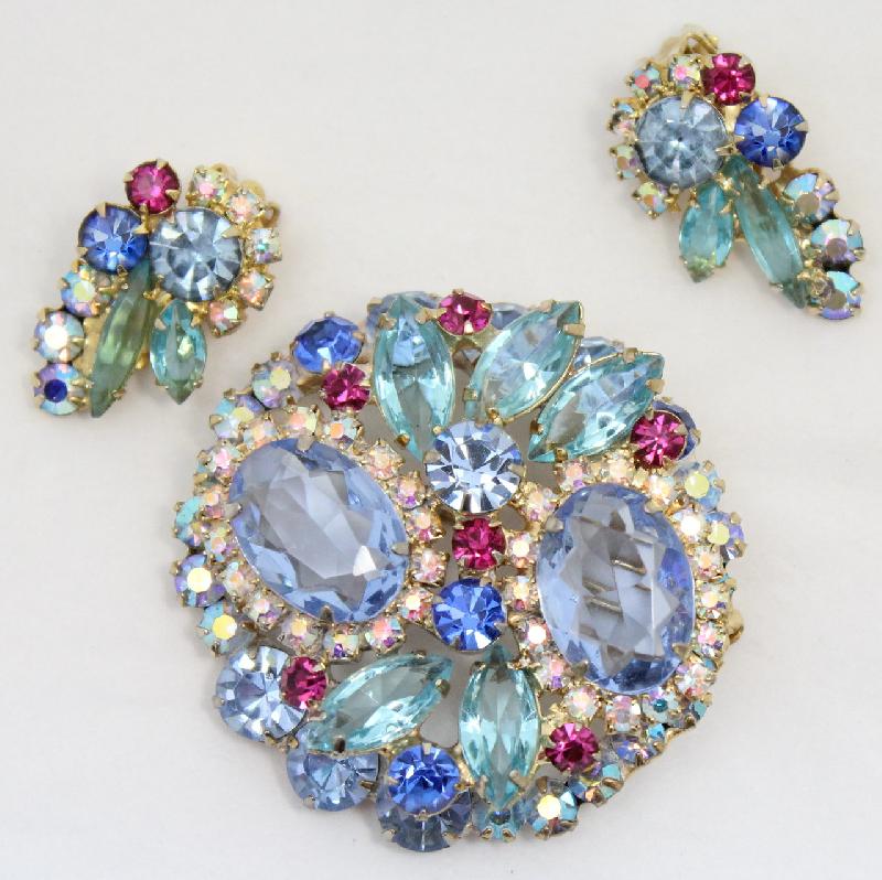 Front view of Blue Oval Brooch