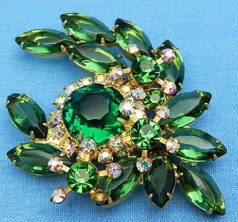 Front view of Green Dentelle Brooch