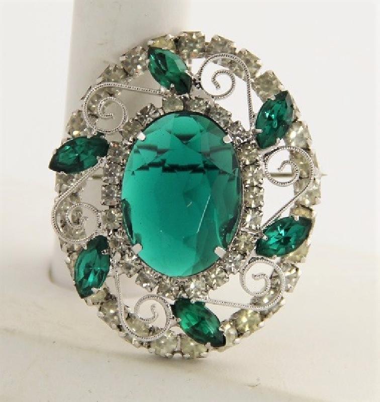 Front view of Green Oval Pin Pendant