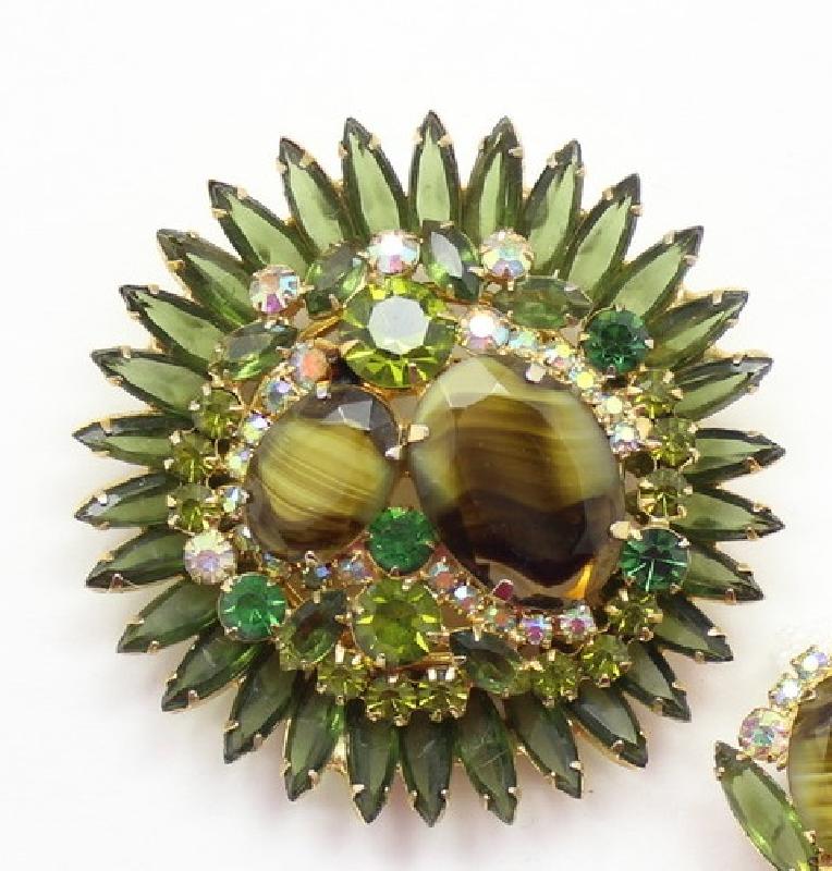 Front view of Green Oval Striped Brooch