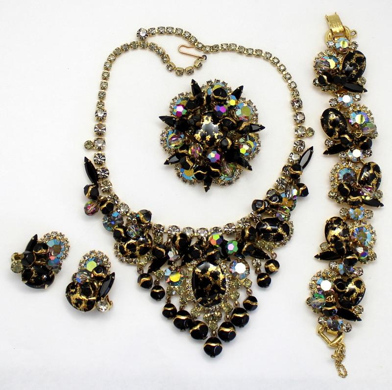 Front view of Black (jet) Oval Spotted Earrings Clip
