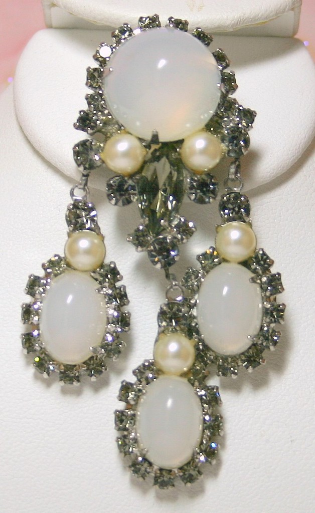 Front view of Cabochons Brooch