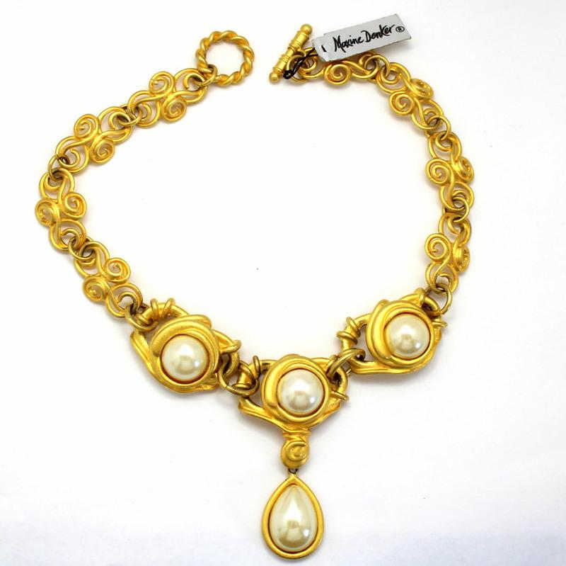 Front view of Cabochons Pearl Necklace