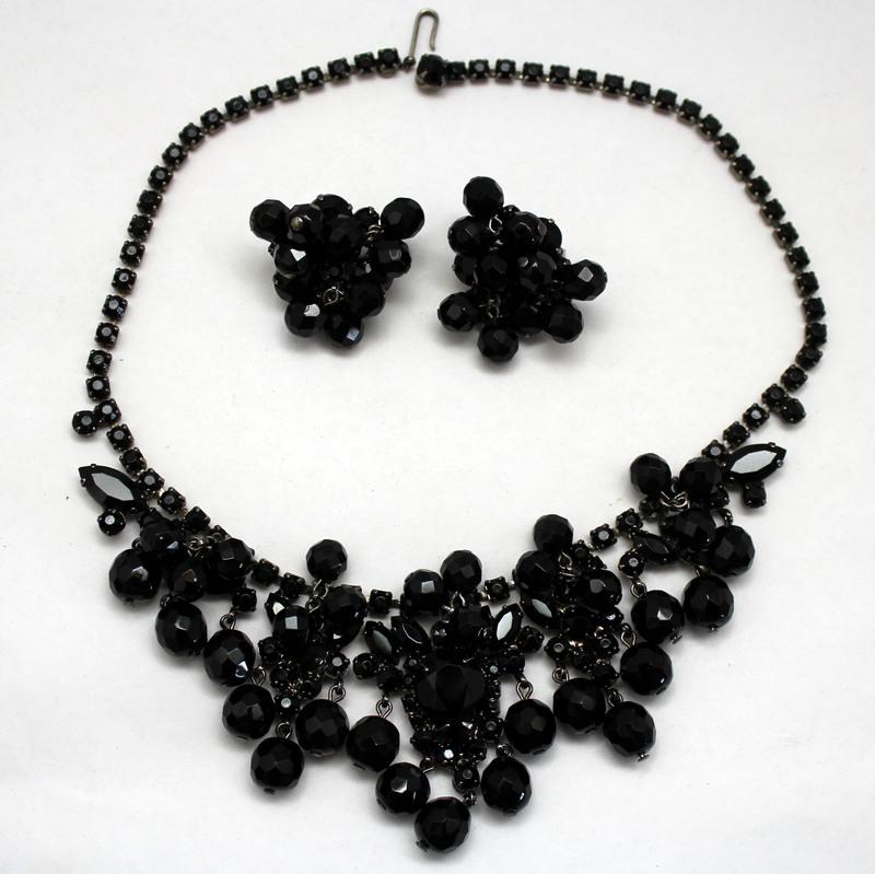 Front view of Black (jet) Pear Earrings Clip