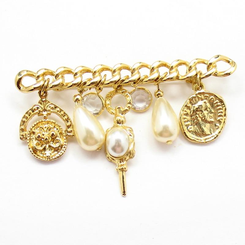 Front view of Chatons Only Pearl Brooch