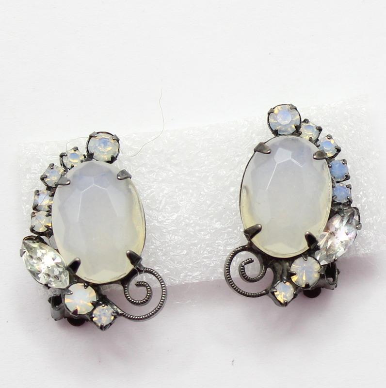 Front view of White (chalk Or Milk) Oval Frosted Earrings Clip