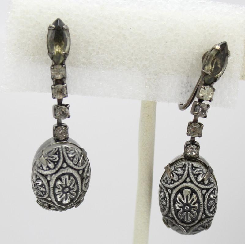 Front view of Gray (black Diamond) Oval Molded/Cut Earrings Clip