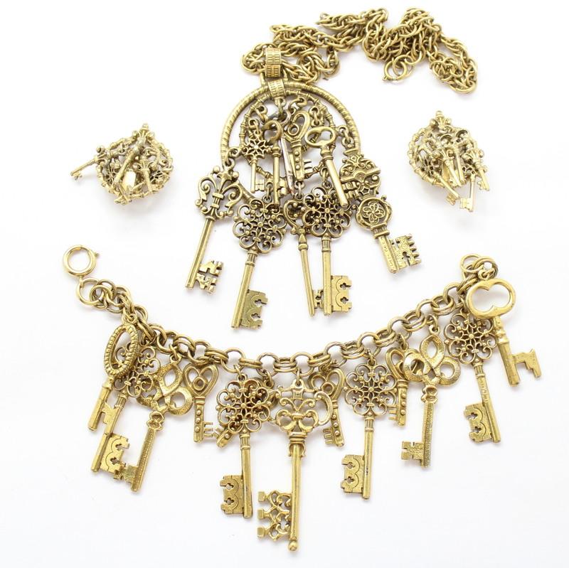 Front view of Chatons Only Earrings Clip