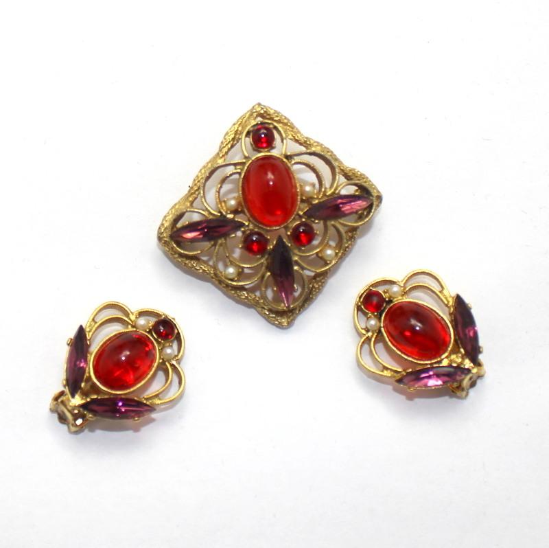 Front view of Red Cabochons Pearl Earrings Clip