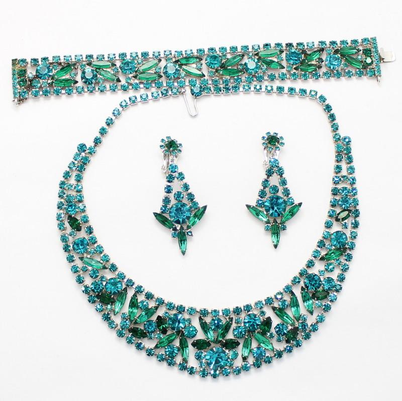 Front view of Green Navettes Bracelet Flat Push In