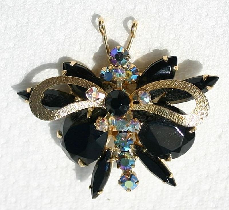 Front view of Black (jet) Pear Brooch