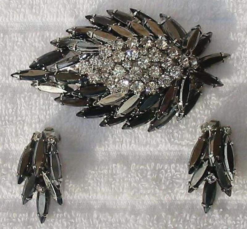 Front view of Hematite Navettes Earrings Clip