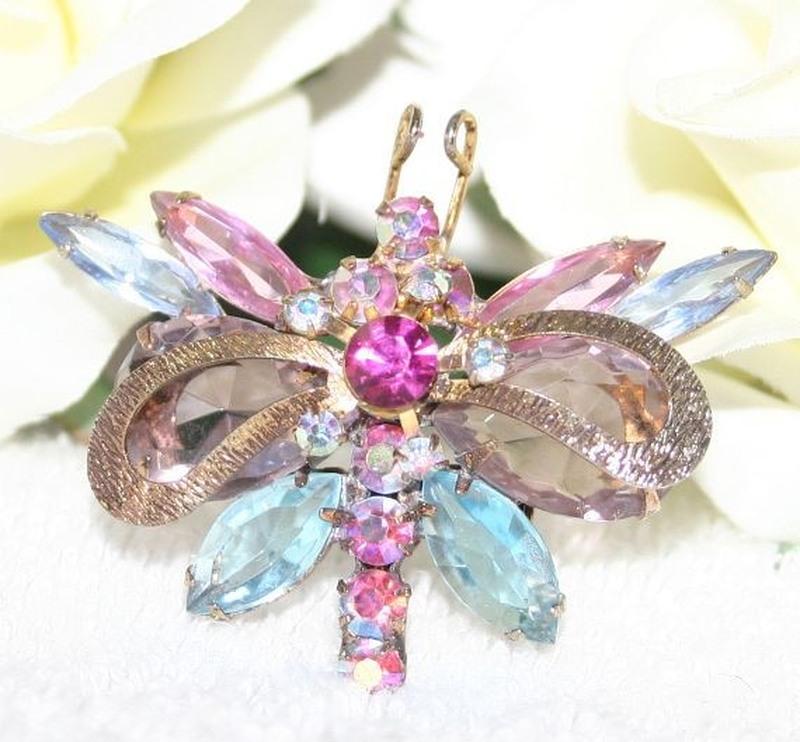 Front view of Pastel Pear Brooch
