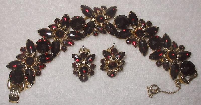 Front view of Red Cabochons Bracelet 5 Link