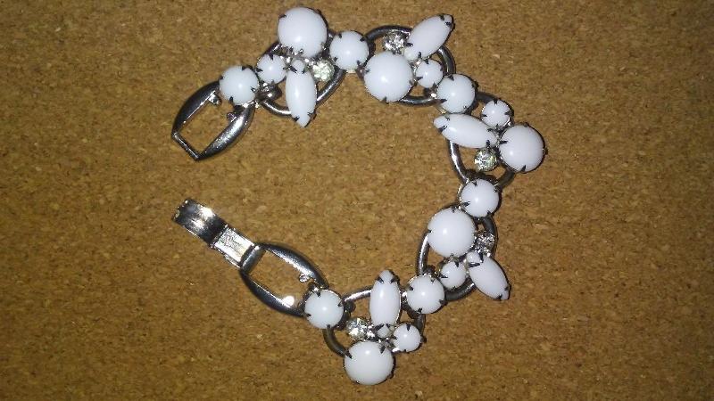 Front view of White (chalk Or Milk) Cabochons Bracelet 5 Link