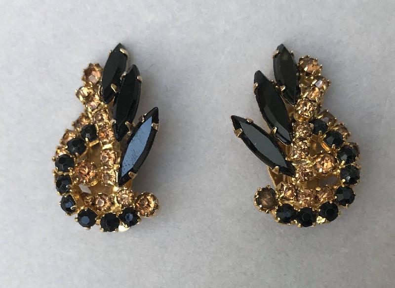 Front view of Black (jet) Navettes Earrings Clip