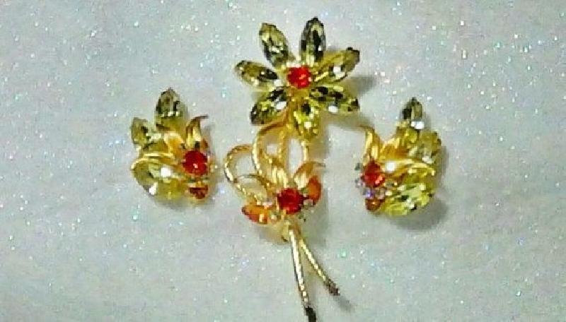 Front view of Green Navettes Earrings Clip