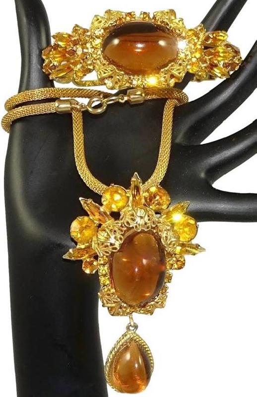 Front view of Topaz Cabochons Plastic Bracelet Clamper