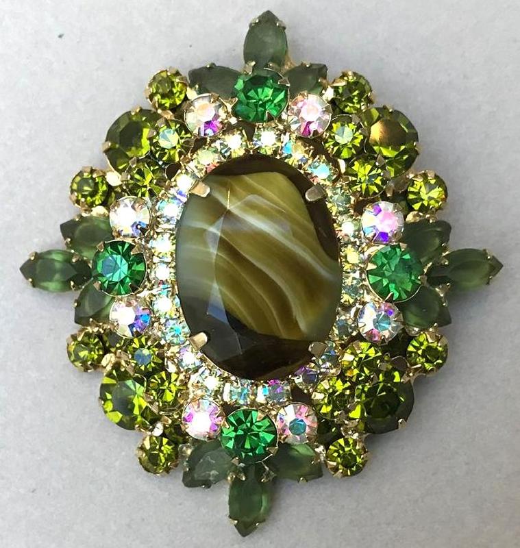 Front view of Green Oval Striped Pin Pendant